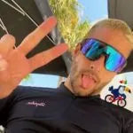 Cliente usando óculos Sun