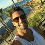 Cliente usando óculos Sun