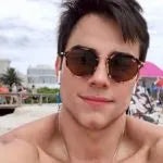 Cliente usando óculos Sun